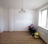 Innenraum eines Einfamilienhauses mit weißen Wänden und einem Boden in Holzoptik.