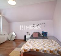 Ein Schlafzimmer in einem Einfamilienhaus mit einem Holzboden und lila Wänden.