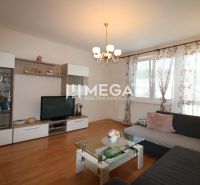 Wohnzimmer in einem Einfamilienhaus mit Sofa, Schrank und Holzboden.