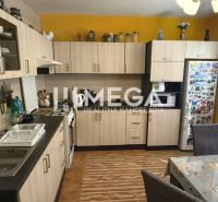 Küche in einer 4-Zimmer-Wohnung mit Holzboden und Kochutensilien.