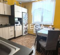 Küche mit gelben Wänden und Holzboden in einer 4-Zimmer-Wohnung.