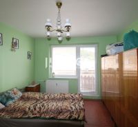 Schlafzimmer in einer 4-Zimmer-Wohnung mit Bett, Schrank und grünen Wänden.