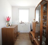 Ein Zimmer mit Schränken und einem Holzboden in einer 4-Zimmer-Wohnung.