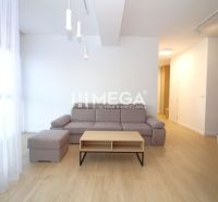 Helles Wohnzimmer mit Ecksofa und Holzboden in einer 3-Zimmer-Wohnung.