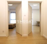 Offene Türen in einer 3-Zimmer-Wohnung mit Holzboden.