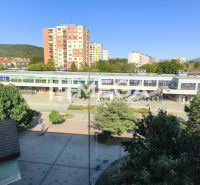 Blick aus einer 3-Zimmer-Wohnung in Humenné auf die umliegende Bebauung und das Grün.