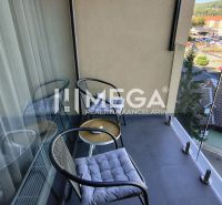 Balkon einer 3-Zimmer-Wohnung in Humenné mit Außensitzbereich und Blick auf die Stadt.