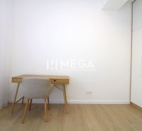 Arbeitsbereich in einer 3-Zimmer-Wohnung mit Holzboden und weißen Möbeln.