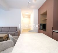 Wohnbereich einer 3-Zimmer-Wohnung mit bequemer Couch, Esstisch und moderner Küche.