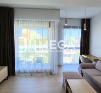 Wohnzimmer in einer 3-Zimmer-Wohnung mit einem bequemen Sofa und großen Fenstern.
