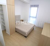Schlafzimmer in einer 3-Zimmer-Wohnung mit Holzboden und Stauraum.