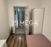 Helles Zimmer in einer 3-Zimmer-Wohnung mit Bett, Schrank und Holzboden.