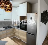 Küche in einer 3-Zimmer-Wohnung mit Geräten, Boden mit Holzdekor, Hängelampen.