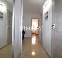 Flur mit Keramikfliesen in einer 3-Zimmer-Wohnung mit weißen Wänden und hellen Türen.