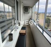 Balkon in einer 3-Zimmer-Wohnung in der Puškinova-Straße, Humenné mit Blick auf die Stadt.