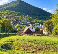 In Košecké Podhradie in der Straße Košecké Podhradie erstrecken sich grüne Grundstücke - Wohnen mit Blick auf die Hügel.