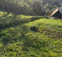 Grundstücke - Wohnen in Košecké Podhradie bieten einen wunderschönen Blick auf die Landschaft und die Häuser.