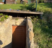 Steinerner Eingang zum Keller auf Baugrundstücken im Dorf Košecké Podhradie.