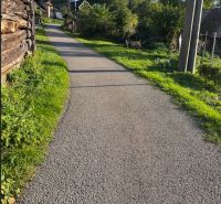 Der Weg zwischen den Häusern in Košecké Podhradie mit Grundstücken zum Wohnen.