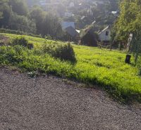 Ein sonniger Tag in Košecké Podhradie mit Blick auf die Grundstücke - Wohnen am Hang.