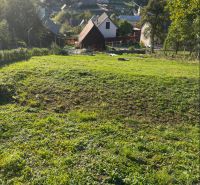 Košecké Podhradie bietet Grundstücke zum Wohnen mit ländlicher Architektur und umliegendem Grün.