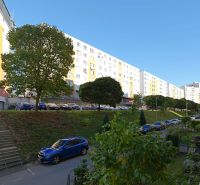 Sídlisko Rozkvet in Považská Bystrica mit Wohnhäusern und geparkten Autos.