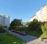 Rozkvet-Straße, Považská Bystrica, mit Wohnhäusern und geparkten Autos bei einer 3-Zimmer-Wohnung.