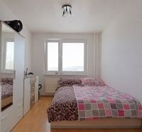 Schlafzimmer in einer 3-Zimmer-Wohnung mit einem Schrank und einem Boden in Holzoptik.