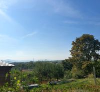 Blick auf die Gärten in Košice - Stadtteil Krásna, Ul. 1. Mai mit blauem Himmel.