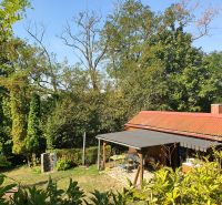 Hütte mit Garten und Bäumen in den Gärten in der Straße 1. mája in Košice - Stadtteil Krásna.