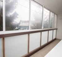 Ein verglaster Balkon mit Blick auf die Žižkova-Straße in Košice - Stadtteil Juh.