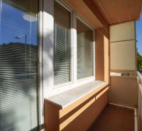Ein Balkon mit Blick auf die Trenčianska-Straße in Nová Dubnica, in der Nähe einer Einzimmerwohnung.