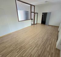 Helles Zimmer mit Holzboden in einer 2-Zimmer-Wohnung.