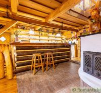 Rustikales Interieur mit Bar und dekorativen Holzmöbeln in einem Einfamilienhaus.