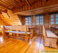 Ein Innenraum aus Holz mit einem Holzboden und einer ländlichen Sitzecke in einem Einfamilienhaus.