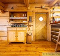 Innenraum eines Einfamilienhauses mit Holzelementen, Holzwand, Schrank und Bartresen.