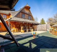 Ein Holzfamilienhaus in Machulince mit einem Kinderspielplatz und Holzmöbeln.
