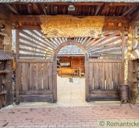 Holztor, das in den Hof bei einem Einfamilienhaus in Machulince führt.