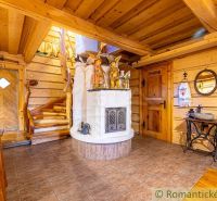 Innenraum eines Einfamilienhauses mit Kamin, Treppe und Boden in Holzoptik.
