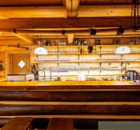 Holzbar mit Regalen für Gläser in einem Einfamilienhaus mit Holzboden.