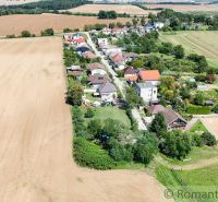 Luftaufnahme zeigt den Blick auf das Dorf bei einem Feld in Záhrady, Pastuchov.