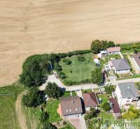 Ein Luftbild der Gärten in Pastuchov, umgeben von Häusern und Feldern.
