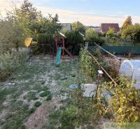 Garten mit Rasen und Rutsche bei einer Hütte in Nové Zámky.