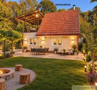 Eine Hütte in Nové Zámky mit Terrasse, Feuerstelle und Gartenbeleuchtung.