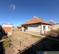 Ein Einfamilienhaus in Hurbanovo mit einem Hof, Rasen und einem Anbau im Hintergrund.