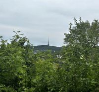 Ein Blick auf den Fernsehturm, umgeben von Grün, in Bratislava auf der Drotárska cesta.