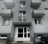 Eingang zum Wohnhaus in der Drotárska cesta, Bratislava - Staré Mesto.