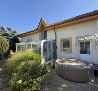 Einfamilienhaus in Zlaté Moravce mit Terrasse, Whirlpool und gepflegtem Garten.