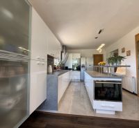 Eine Küche in einem Einfamilienhaus mit einer geräumigen Insel und moderner Ausstattung.
