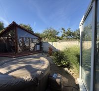 Der Garten des Einfamilienhauses in Zlaté Moravce mit Whirlpool und Holzpavillon.